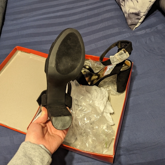 GUESS heels - Picture 2 of 3